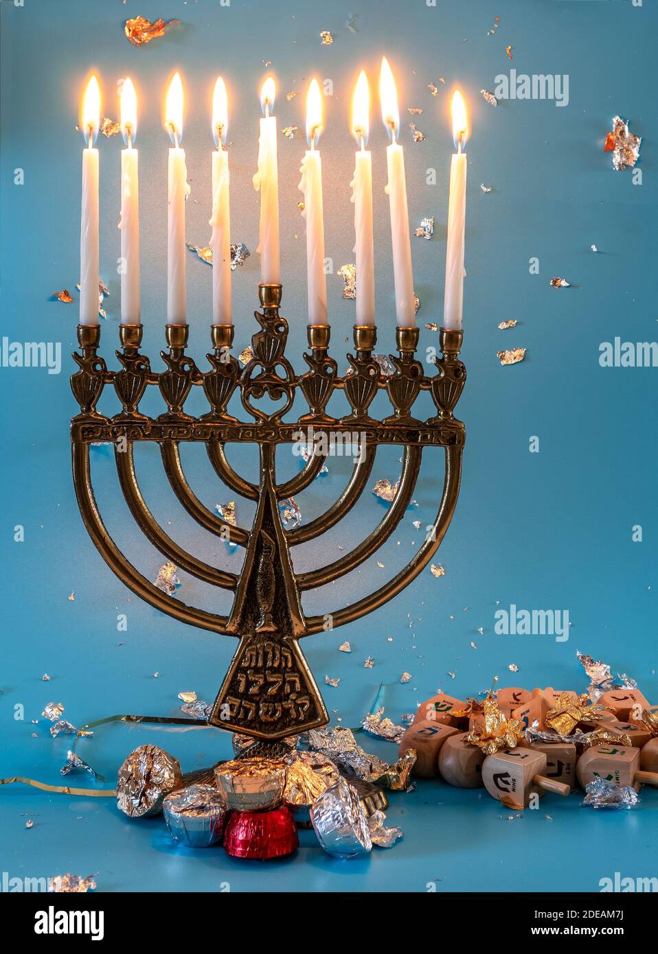Menorah con nove candele brucianti, sogni e cioccolato. Festa ebraica  Hanukkah Foto stock - Alamy