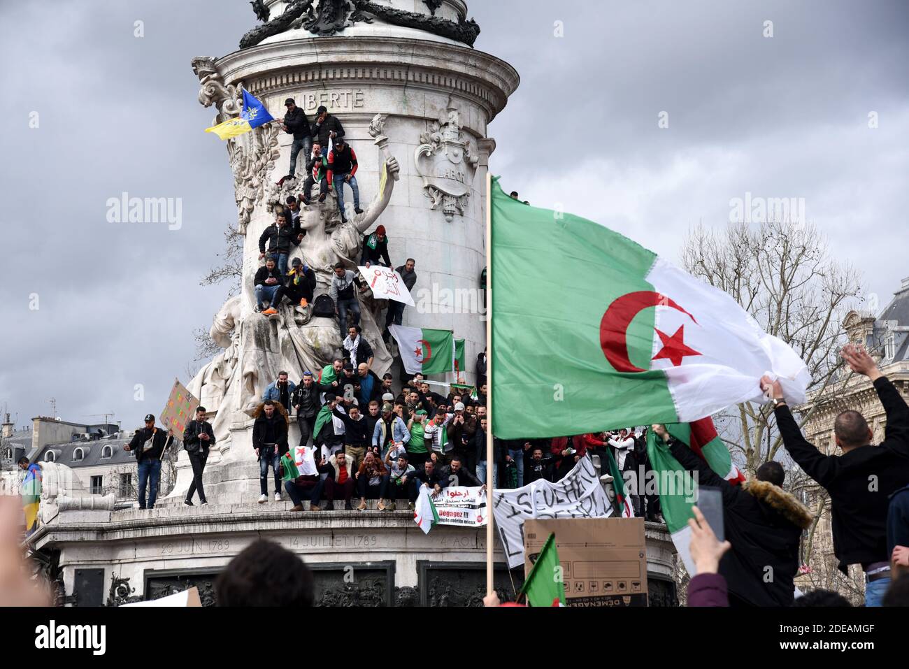 Rally contro la decisione del presidente algerino di rimanere in carica per un quinto mandato, il 3 marzo 2019, a Place de la Republique a Parigi, Francia. La conferma del 10 febbraio che il presidente algerino Abdelaziz Bouteflika avrebbe disputato un quinto mandato ha scatenato una serie di proteste nel paese nordafricano. Foto di Alain Apaydin/ABACAPRESS.COM Foto Stock