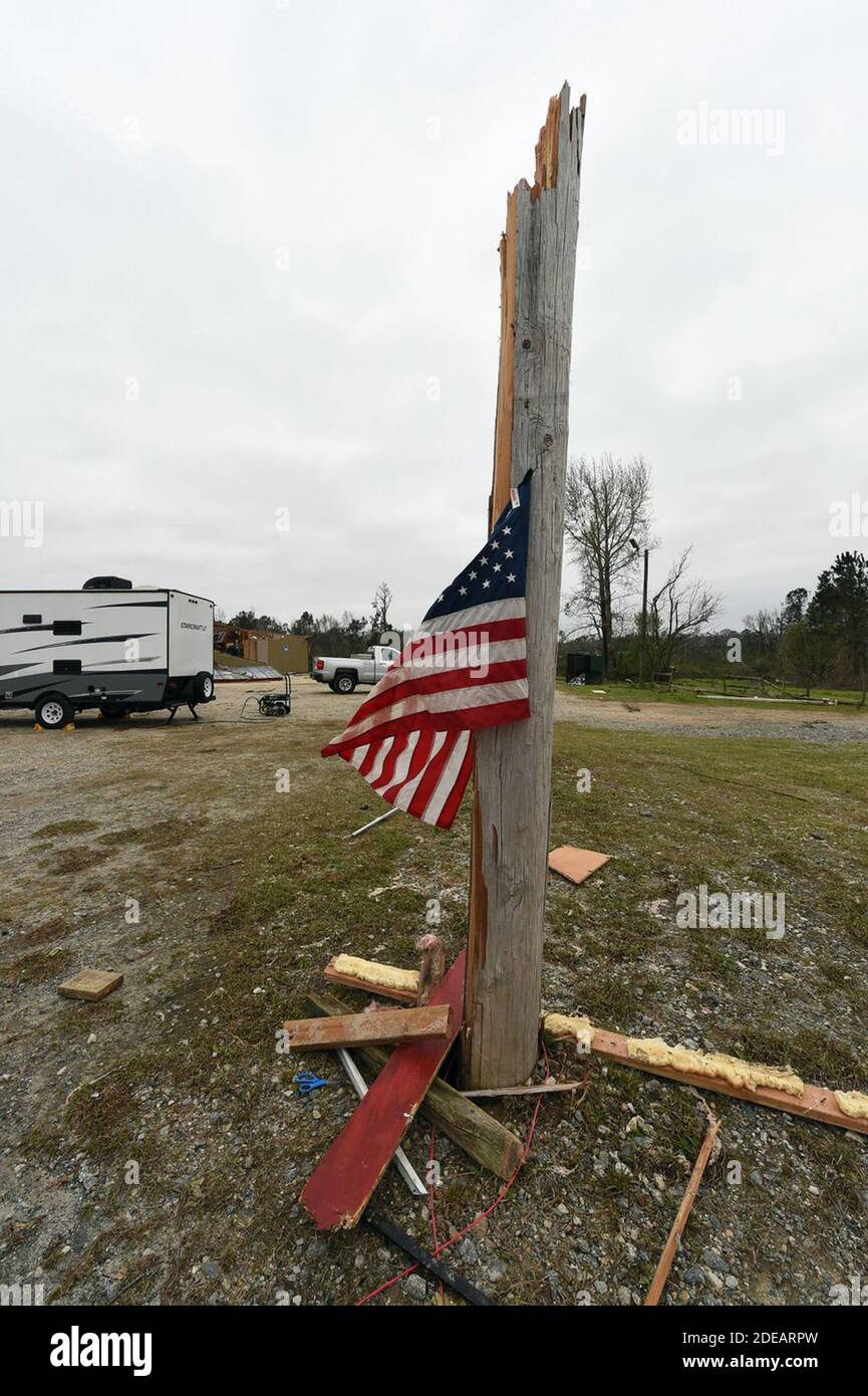 NESSUN FILM, NESSUN VIDEO, NESSUNA TV, NESSUN DOCUMENTARIO - UNA bandiera degli Stati Uniti inchiodata ad un palo rotto lungo l'autostrada. 280.Damage a Smith's Station, Alabama il 4 marzo 2019. Almeno 23 persone sono confermate morte dopo l'epidemia di tornado della domenica con violente tempeste che hanno lasciato i detriti sparsi nell'Alabama meridionale e in Georgia. Foto di Joe Songer/Alabama Media Group/TNS/ABACAPRESS.COM Foto Stock