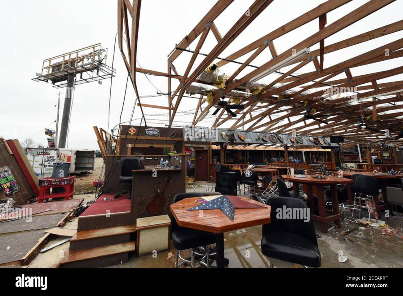 NESSUN FILM, NESSUN VIDEO, NESSUNA TV, NESSUN DOCUMENTARIO - The Buck Wild Saloon on Hwy. 280 aveva il suo tetto soffiato. Danni a Smith's Station, Alabama, il 4 marzo 2019. Almeno 23 persone sono confermate morte dopo l'epidemia di tornado della domenica con violente tempeste che hanno lasciato i detriti sparsi nell'Alabama meridionale e in Georgia. Foto di Joe Songer/Alabama Media Group/TNS/ABACAPRESS.COM Foto Stock