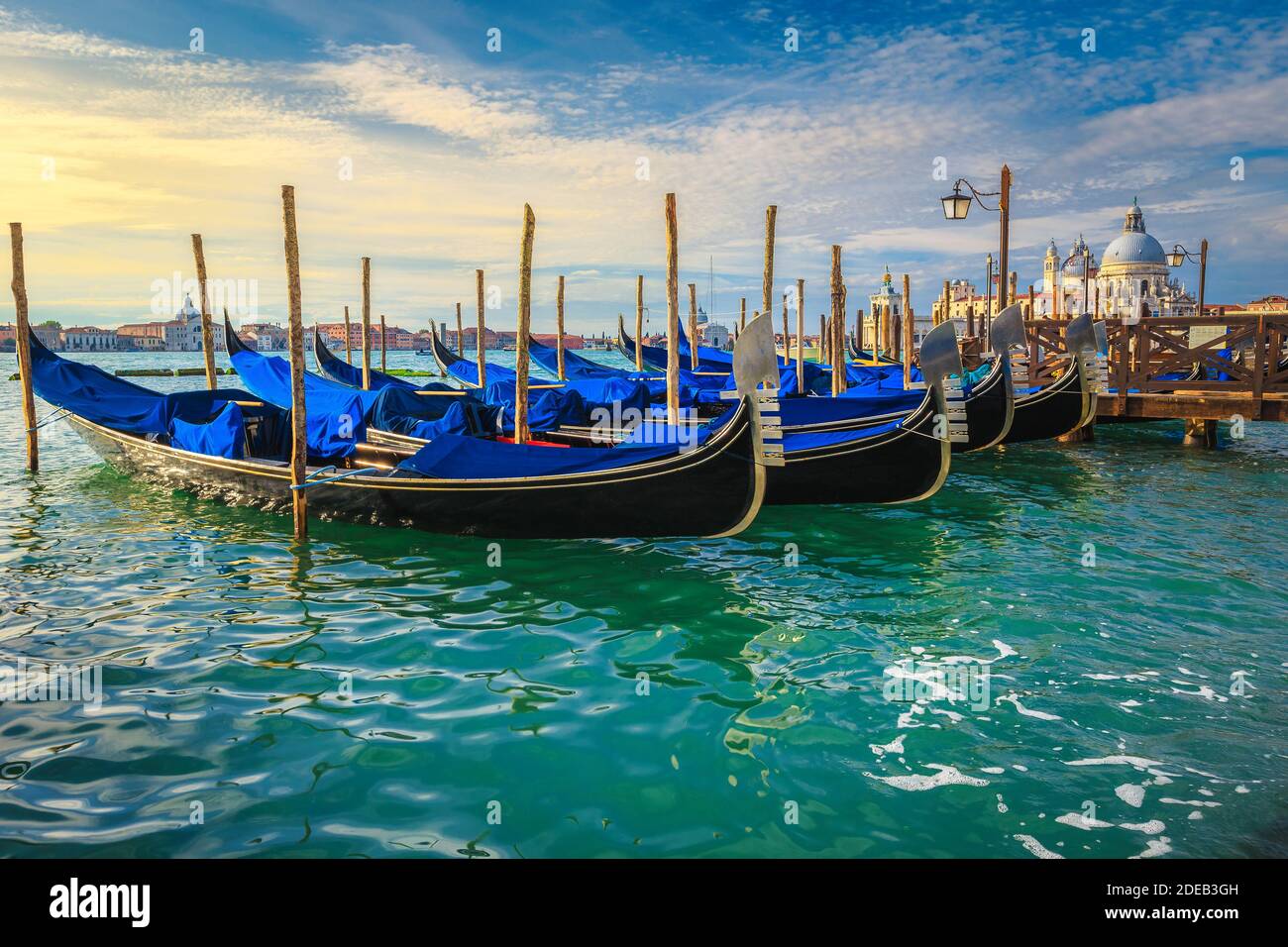 Vista fantastica con gondole ormeggiate vicino a Piazza San Marco, Canal Grande, Venezia, Italia, Europa Foto Stock
