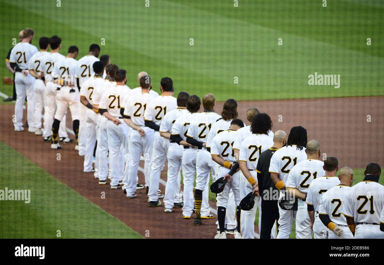 Pittsburgh, Stati Uniti. 29 Nov 2020. Pittsburgh Pirates si allinea sulla terza linea di base, tutti indossando il numero 21 per onorare Roberto Clemente prima dell'inizio della partita con la Chicago White Sox mercoledì 9 settembre 2020 a Pittsburgh. Foto di Archie Carpenter/UPI Credit: UPI/Alamy Live News Foto Stock