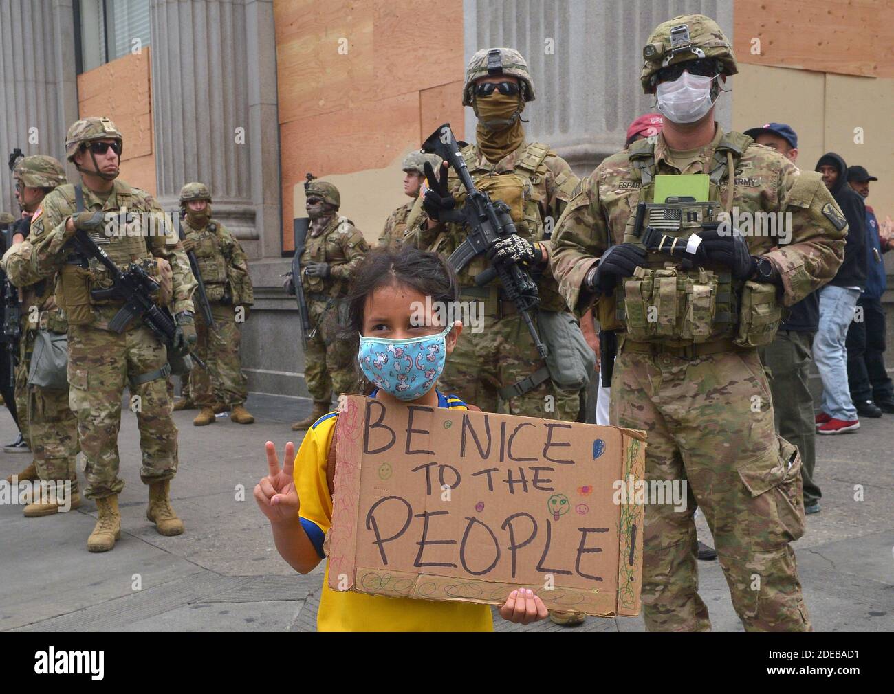 I guardiani nazionali guardano a come un giovane dimostratore si accingua su Spring Street nel centro di Los Angeles per protestare pacificamente l'uccisione di George Floyd a Minneapolis martedì 2 giugno 2020. Il presidente Trump ha minacciato lunedì sera di inviare l'esercito degli Stati Uniti in qualsiasi città in cui i funzionari locali non riescono a controllare folle di manifestanti indisciplinati. Il suo segretario di difesa, Mark T. Esper, si è scagliato sulla necessità delle truppe di 'dominare lo spazio di battaglia' nelle città americane. Trump sembra aver intenzione di invocare l’Insurrection Act. Foto di Jim Ruymen/UPI Foto Stock