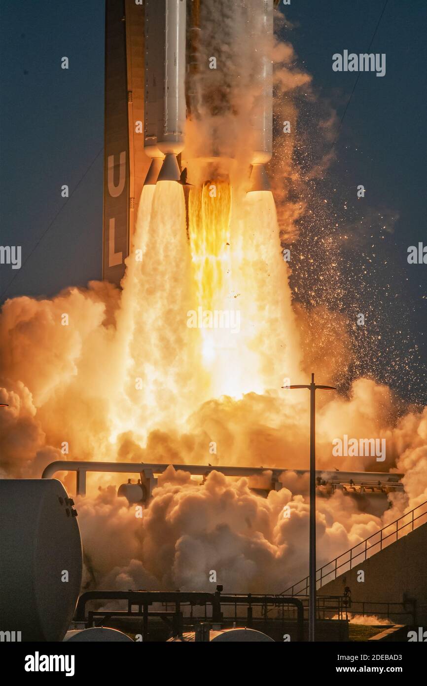 Un razzo United Launch Alliance Atlas V si solleva alle 7:50 dal complesso 41 presso la Cape Canaveral Air Force Station, Florida, giovedì 30 luglio 2020. A bordo del veicolo ci sono la "perseveranza" Rover e l'elicottero Mars "Ingenuity" della NASA. Entrambe le navicelle sono destinate a Marte e sono previste per arrivare al pianeta Rosso nel febbraio 2021. Foto di Joe Marino/UPI Foto Stock