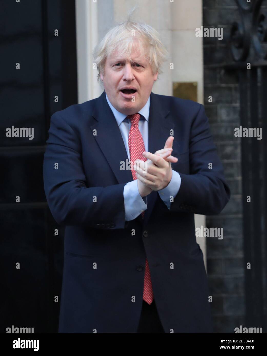 Il primo ministro britannico Boris Johnson si batte fuori Downing St per mostrare il suo sostegno ai lavoratori chiave durante la crisi di Coronavirus, giovedì 28 maggio 2020. Foto di Hugo Philpott/UPI Foto Stock