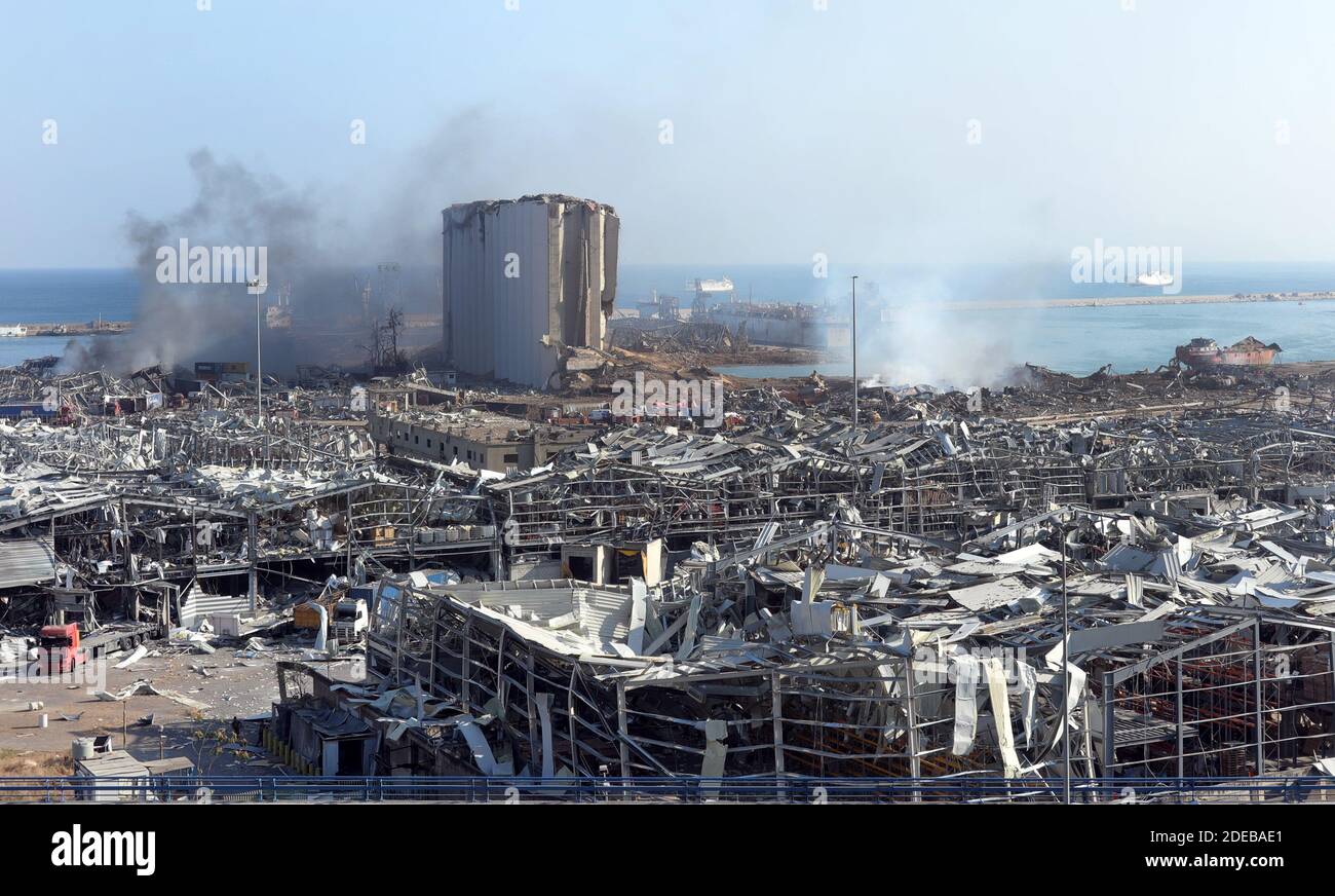 Un silo distrutto è visto tra le macerie e i detriti a seguito di una massiccia esplosione nella capitale libanese Beirut, mercoledì 5 agosto 2020. I soccorritori hanno lavorato per tutta la notte dopo due enormi esplosioni scoppiate nel porto di Beirut il 4 agosto, uccidendo almeno 100 persone e ferendo migliaia di persone. Si sospetta che la causa dell'esplosione sia lo stoccaggio improprio di nitrato di ammonio. Foto di Ahmad tero/UPI Foto Stock