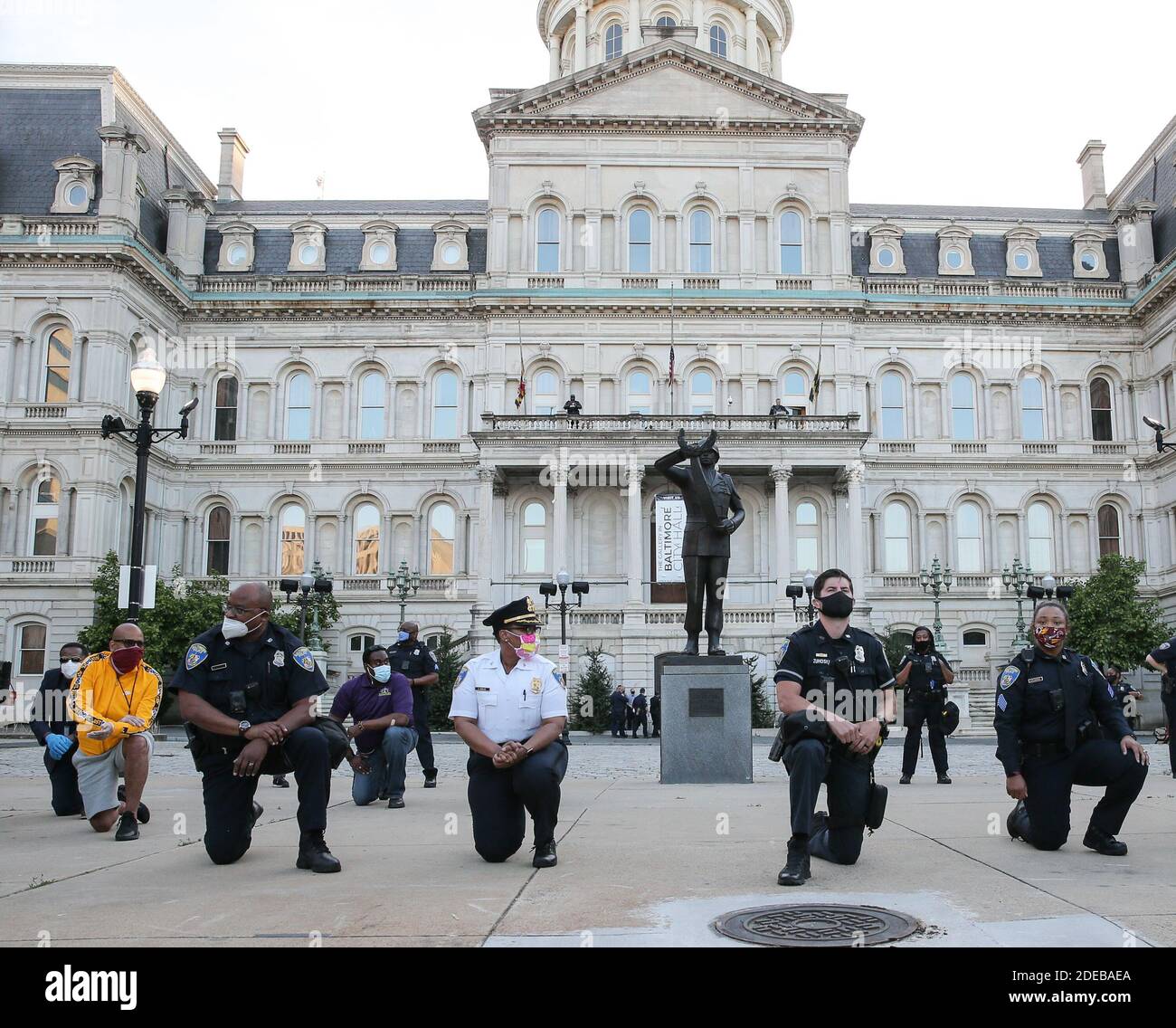 Gli ufficiali di polizia di Baltimora City si inginocchiano in solidarietà durante una protesta dell'uccisione della polizia di George Floyd in Minnesota, al Municipio di Baltimora, Maryland, lunedì 1 giugno 2020. Il poliziotto di Minneapolis Derek Chauvin è stato arrestato e accusato di omicidio di terzo grado e di macellazione dopo essere stato inginocchiato sul collo di George Floyd durante un arresto. Foto di Jemal Countess/UPI Foto Stock