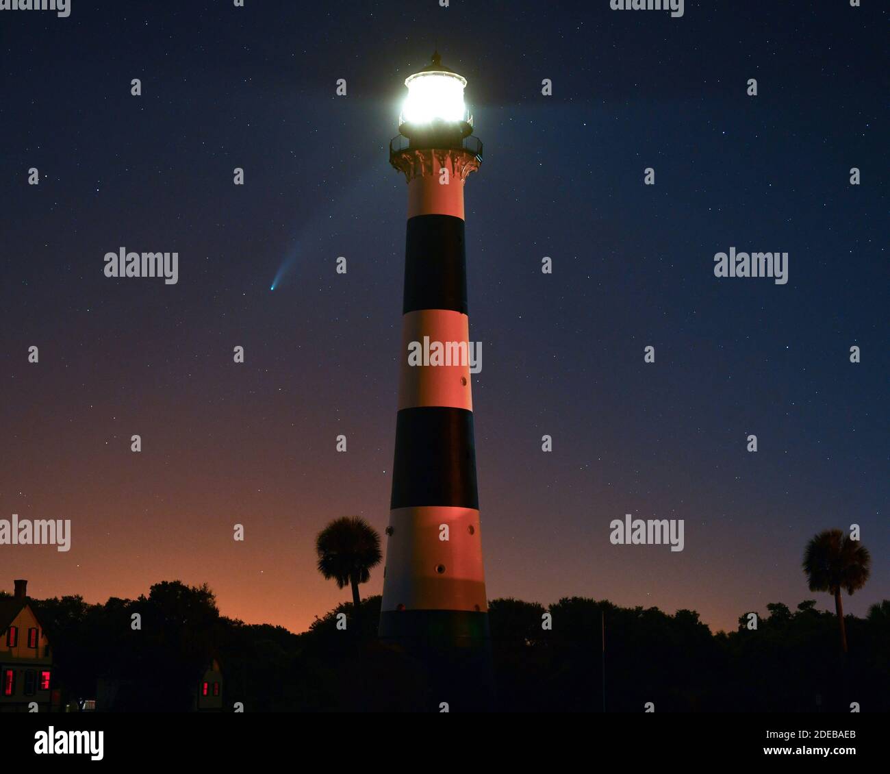 La cometa NEOWISE si trova accanto allo storico faro di Cape Canaveral presso la stazione dell'aeronautica di Cape Canaveral, Florida, lunedì 20 luglio 2020. Foto di Joe Marino/UPI Foto Stock