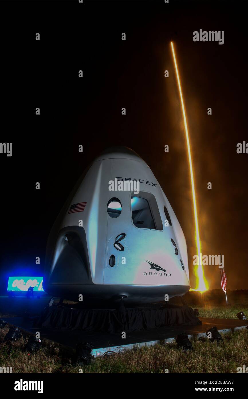 Un'esposizione temporizzata di un razzo SpaceX Falcon 9 mentre lancia la prima astronave operativa Crew Dragon alla Stazione spaziale Internazionale dal complesso 39A alle 7:27 PM dal Centro spaziale Kennedy, Florida, domenica 15 novembre 2020. A bordo del Dragon ci sono astronauti della NASA, il comandante Michael Hopkins, il pilota Victor Glover, lo specialista della missione Shannon Walker e lo specialista della missione JAXA Soichi Noguchi. Foto di Joe Marino/UPI Foto Stock