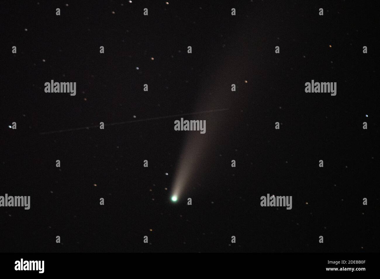 Front Royal, Stati Uniti. 29 Nov 2020. Il Comet Neowise è visibile nel cielo come una meteora striscia vicino in questa esposizione di sei secondi sopra Shenandoah National Park vicino Front Royal, Virginia Domenica 19 luglio 2020. Il Neoswise di cinque miglia è più vicino alla Terra mercoledì 22 luglio 2020, quando si trova a 64 milioni di miglia di distanza, più vicino del Sole. La sua prossima visita sarà tra 6,500 anni. Photo by Pat Benic/UPI Credit: UPI/Alamy Live News Foto Stock