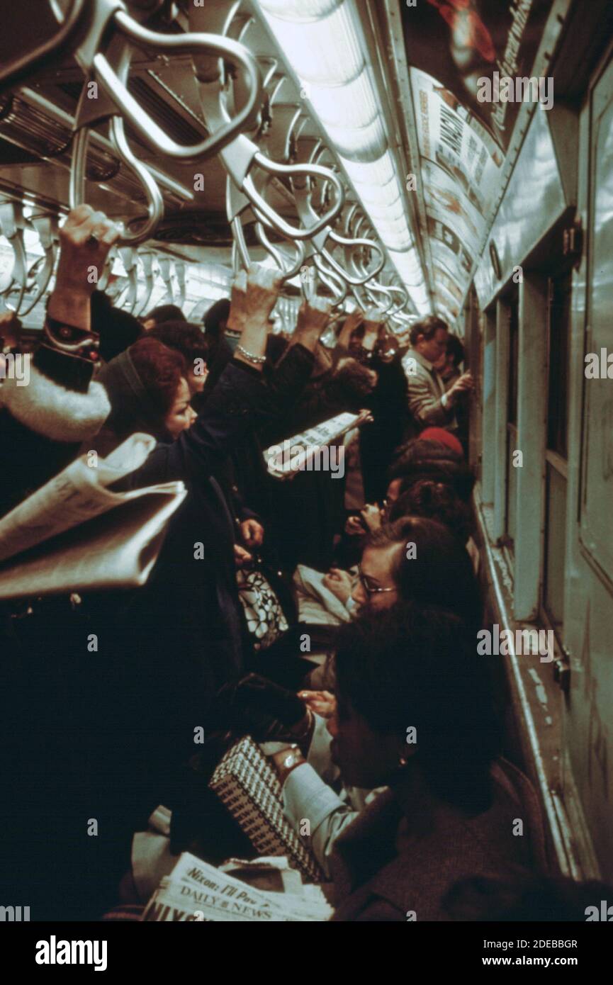 Cinghie appendenti passeggeri in piedi sulla linea Lexington Avenue della metropolitana New York City Transit Authority. CA. 1974 Foto Stock