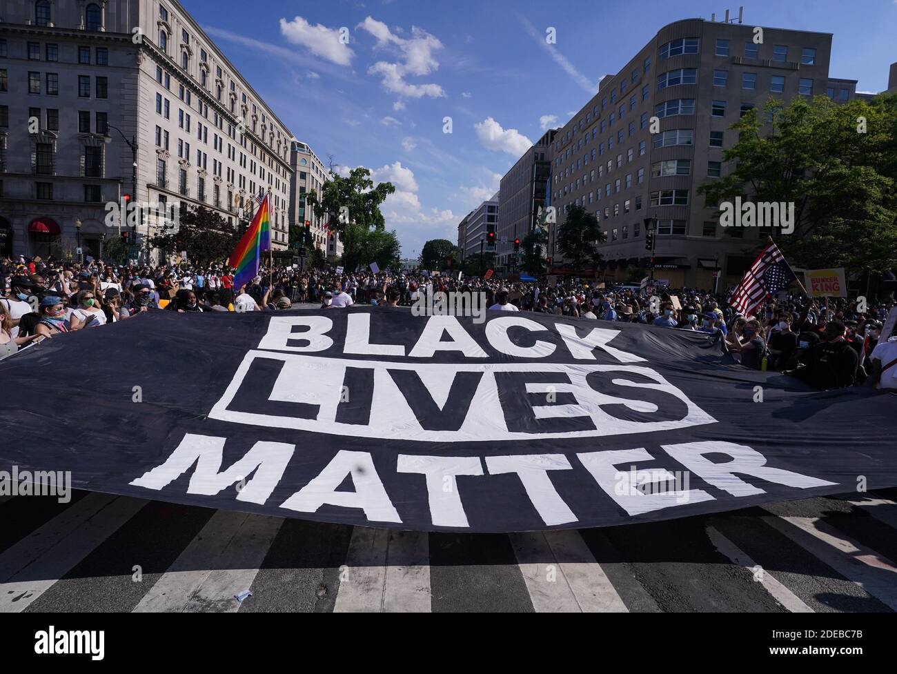 I manifestanti detengono una bandiera Black Lives Matter quando partecipano a una protesta contro il razzismo e la violenza della polizia a Washington, DC, sabato 6 giugno 2020. Migliaia di manifestanti in DC e in tutta la nazione sono scesi in piazza chiedendo giustizia per la morte di George Floyd, morto a Minneapolis la scorsa settimana dopo che un ufficiale di polizia si è inginocchiato sul collo per più di otto minuti. Foto di Kevin Dietsch/UPI Foto Stock