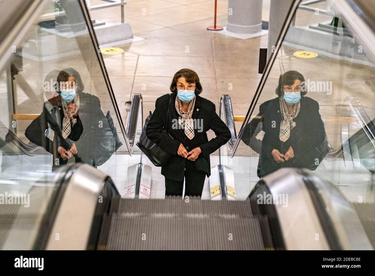 Washington, Stati Uniti. 29 Nov 2020. Dianne Feinstein, D-CA, si reca al voto di Capitol Hill a Washington, DC, giovedì 12 novembre 2020. Foto di Ken Cedeno/UPI Credit: UPI/Alamy Live News Foto Stock