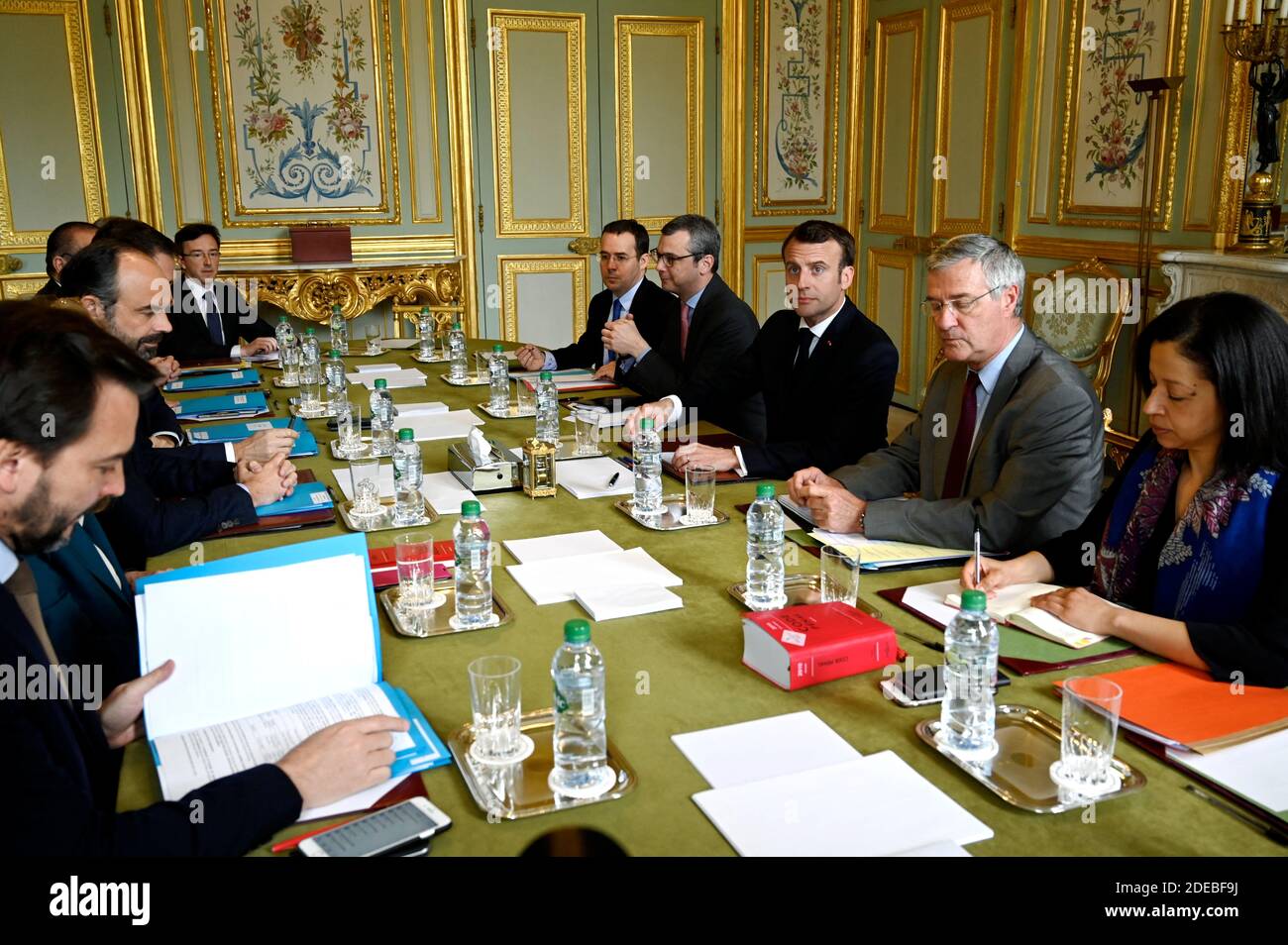 Il presidente francese Emmanuel Macron, affiancato dal suo direttore del gabinetto Patrick Strzoda e dal segretario generale dell'Elysee Alexis Kohler, ha incontrato il 18 marzo 2019 il direttore del gabinetto del primo ministro Benoit Ribadeau-Dumas, il ministro della Giustizia Nicole Belloubet, il primo ministro Edouard Philippe, il ministro degli interni Christophe Castaner e il ministro junior Laurent Nunez, Presso l'Elysee Palace di Parigi. Il governo francese ha ammesso Son marzo 17 le sue misure di sicurezza erano state 'insufficienti' per arginare un arson e saccheggio dilagato da anarchici neri durante una protesta 'giubbotto giallo' lungo il famoso Foto Stock