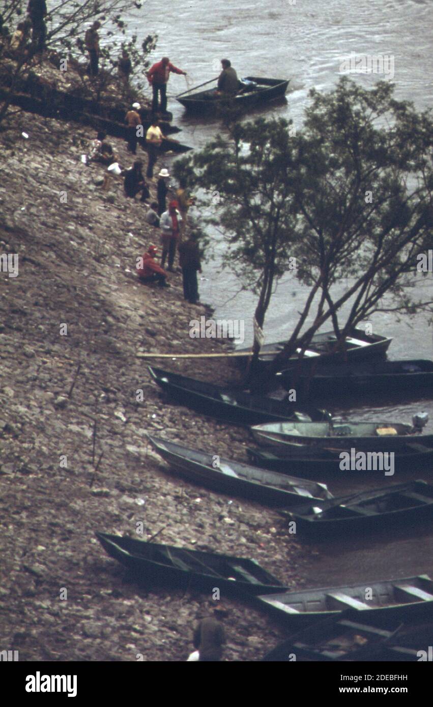 1970 Photos (1973) - Memorial Day; 1973--pescatori si allineano lungo la riva del fiume Osage sotto la diga di Bagnell (lago della zona di Ozarks Missouri) Foto Stock