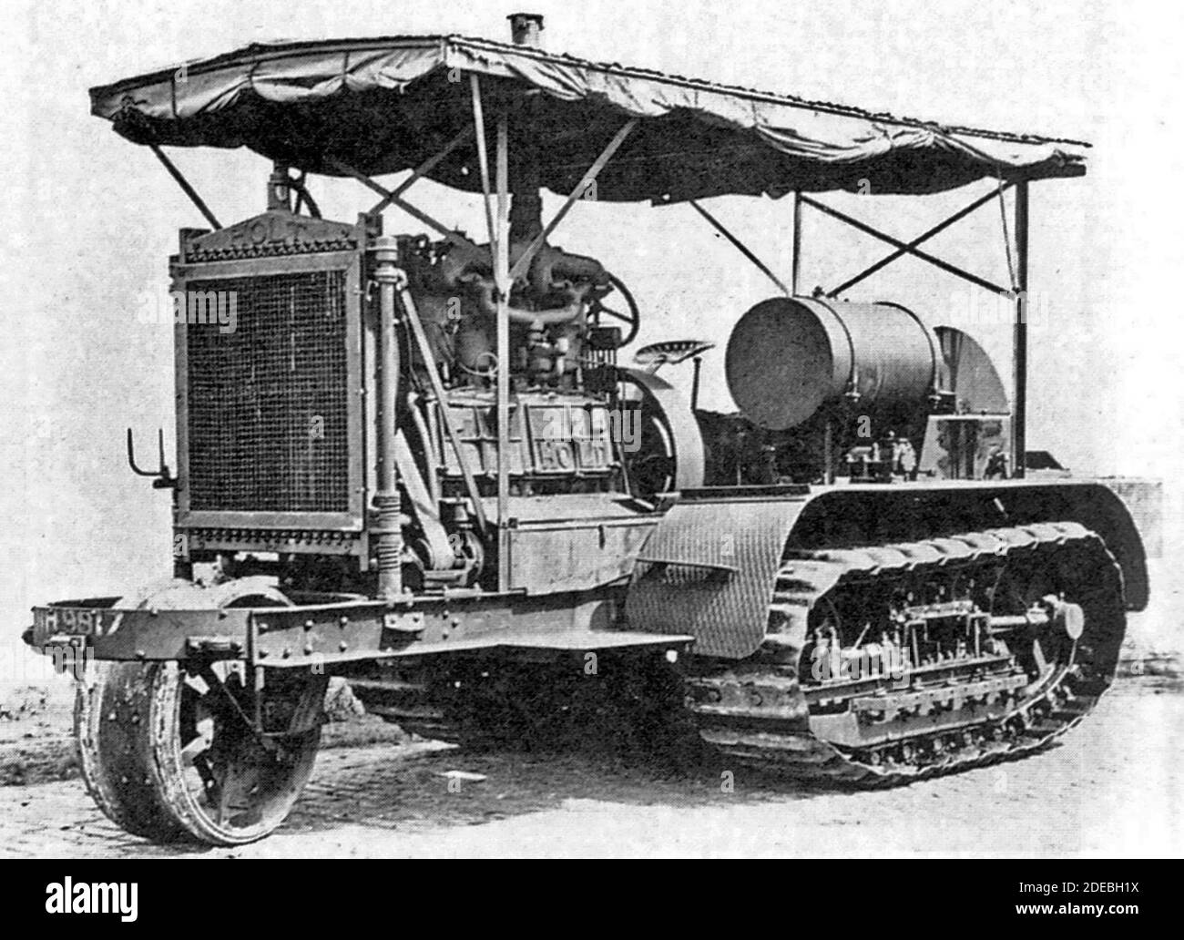 Il trattore a benzina semi-cingolato Holt 75 ("caterpillar"), circa nel 1914, utilizzato all'inizio della prima guerra mondiale come trattore dell'artiglieria. I modelli più recenti sono stati prodotti senza la ruota del timone anteriore, circa 1914 Foto Stock