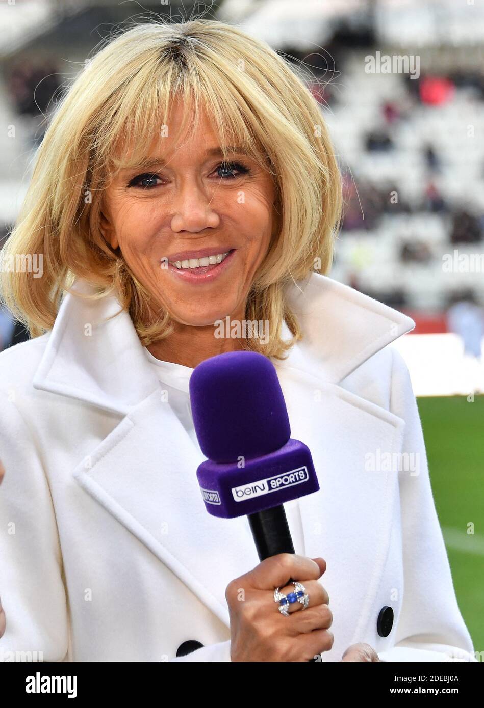 La First Lady Brigitte Macron è vista in campo prima della partita di calcio di beneficenza tra una selezione di ex giocatori di Stade de Reims rafforzato dalle donne della squadra di divisione SDR 2 e Varietes Club de France (VCF), raccogliendo fondi per le associazioni femminili, Fondation des Femmes e Femmes Relais 51, presso lo stadio Auguste Delaune di Reims, Francz, il 20 marzo 2019. Foto di Christian Liegi/ABACAPRESS.COM Foto Stock