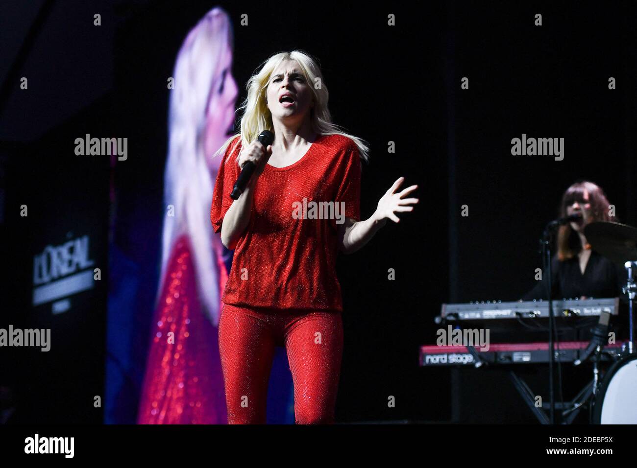 Cecile Cassel (Hollysiz) si esibisce sul palco durante la French-Art of Coloring, il 24 marzo 2019 a Parigi, in Francia. Foto di Laurent Zabulon/ABACAPRESS Foto Stock