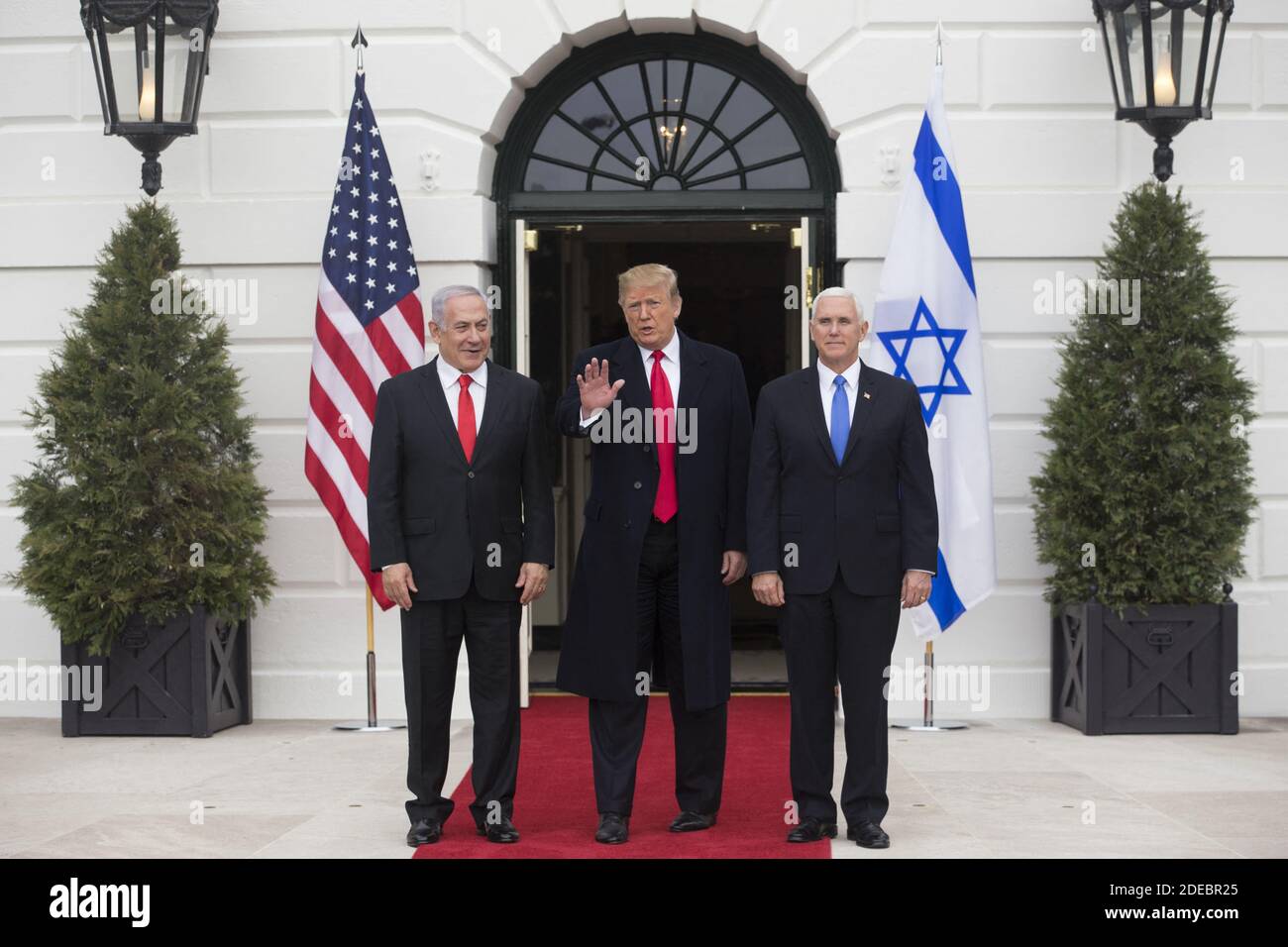 Il presidente DEGLI STATI UNITI Donald J. Trump (R) si è fatto un'ondata accanto al primo ministro israeliano Benjamin Netanyahu (L) e al vice presidente americano Mike Pence mentre salutava Netanyahu al portico meridionale della Casa Bianca a Washington, DC, USA, 25 marzo 2019. In seguito Trump ha firmato un ordine che riconosce Golan Heights come territorio israeliano. Foto di Michael Reynolds/pool/ABACAPRESS.COM Foto Stock