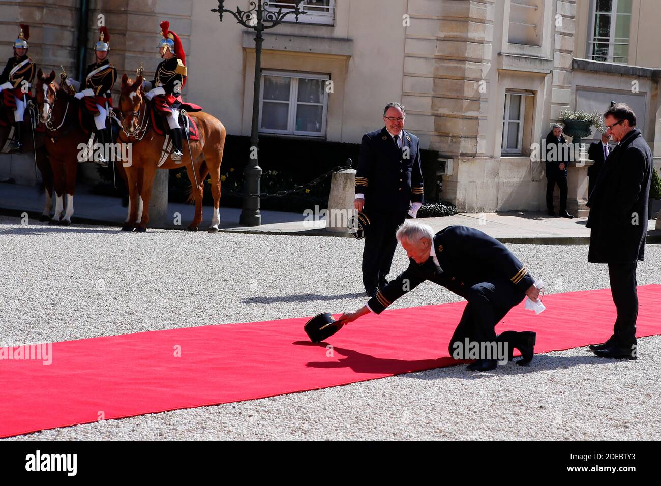 Ufficiale rimuove una pietra sul Capetto rosso prima dell'arrivo del presidente cinese Xi Jinping all'Assemblea nazionale di Parigi, martedì 26 marzo 2019. XI Jinping si sta incontrando con i leader di Francia, Germania e Commissione europea, mentre i paesi europei cercano di rafforzare le relazioni con la Cina, esercitando al contempo pressioni sulle sue pratiche commerciali. Foto di Francois Mori/pool/ABACAPRESS.COM Foto Stock