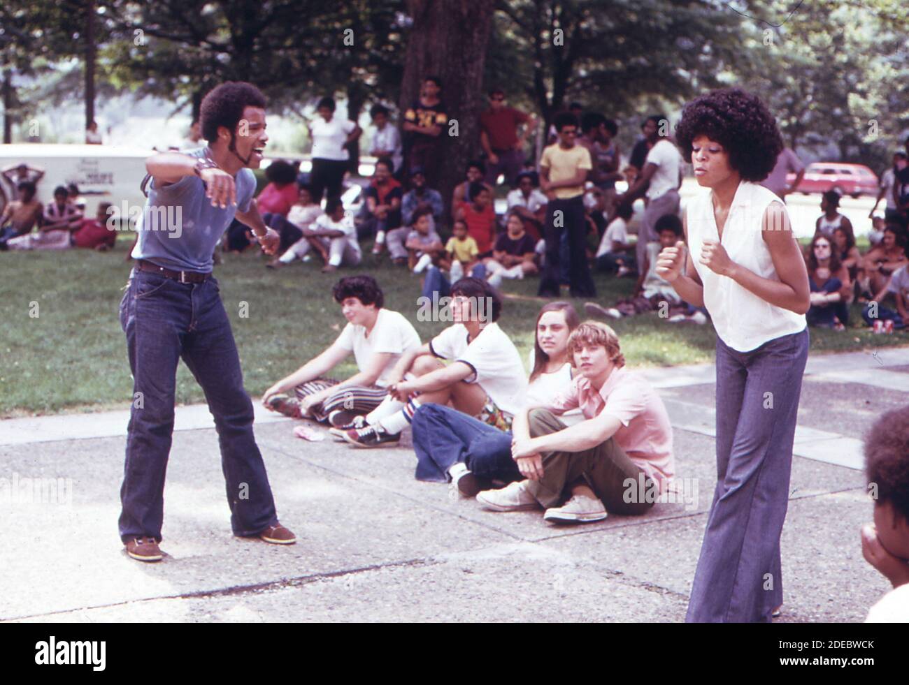 1970 Photo (1973) - West Virginia ha festeggiato il suo centesimo compleanno nel 1973 con concerti rock sui gradini del campidoglio. West Virginians ha preso nota della vacanza facendo un picnic sul campidoglio e ballando e ascoltando la musica Foto Stock