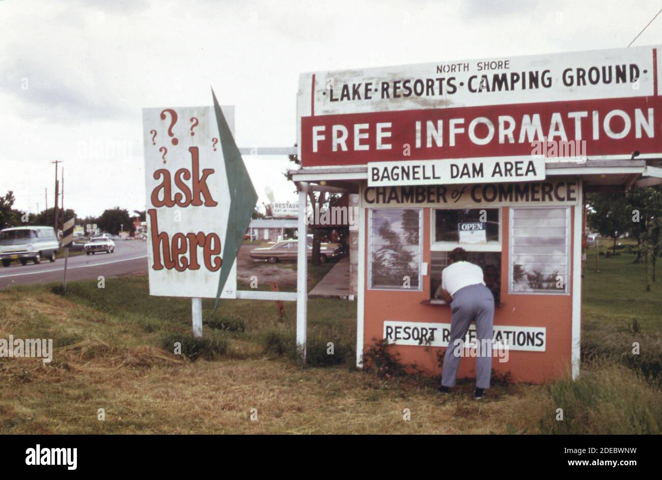 1970 Photos (1973) - Roadside stand a Eldon; ai margini del lago della regione di Ozarks; fornisce informazioni al viaggiatore in direzione sud (lago della zona di Ozarks Missouri) Foto Stock