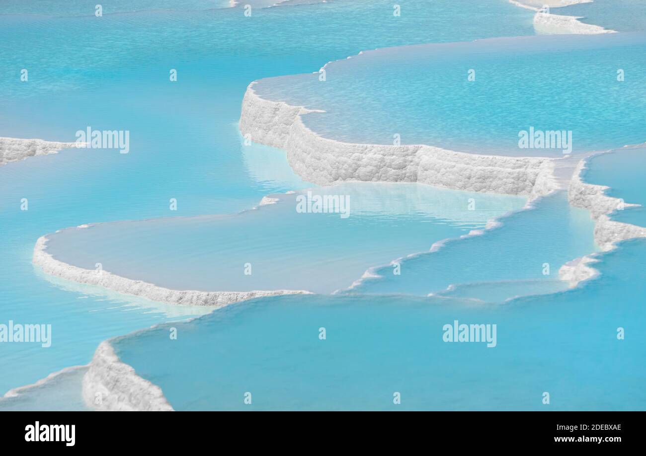 Pamukkale travertini piscine e terrazze. Denizli, Turchia. Sito naturale di sorgenti calde e travertini, terrazze di minerali carbonati. Vacanze e su Foto Stock