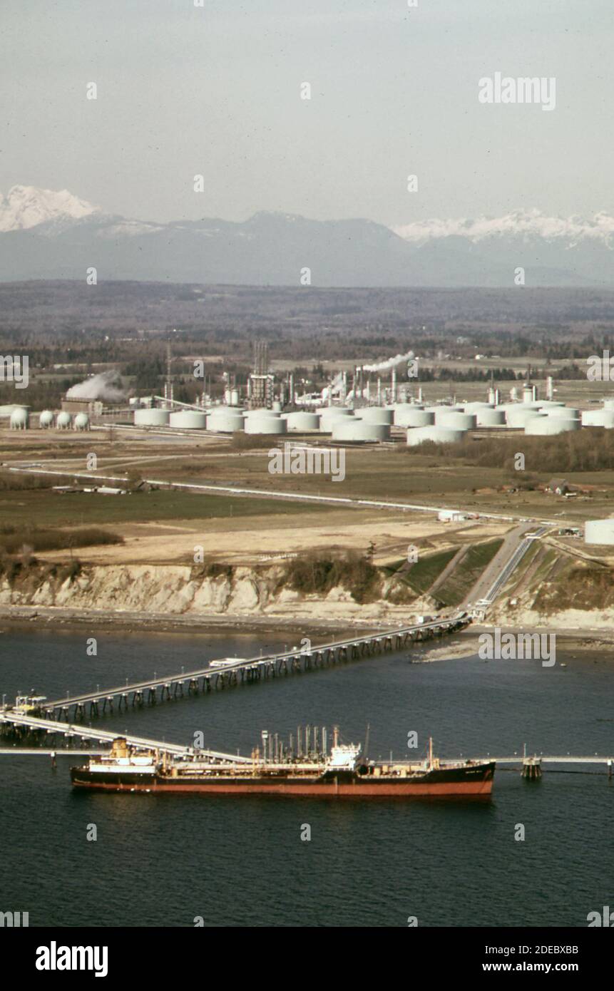 1970 Foto (1973) - autocisterna a Atlantic Richfield oil Fattoria di carri armati a Cherry Point su Puget Sound Foto Stock