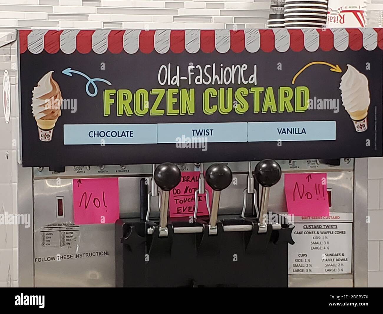 Primo piano di una macchina per la crema di latte congelata con la scritta 'Old-fashioned Frozen Custard' e tre leve etichettate 'Chocolate', 'Twist' e 'Vanilla' a Pleasanton, California, 28 agosto 2019. () Foto Stock