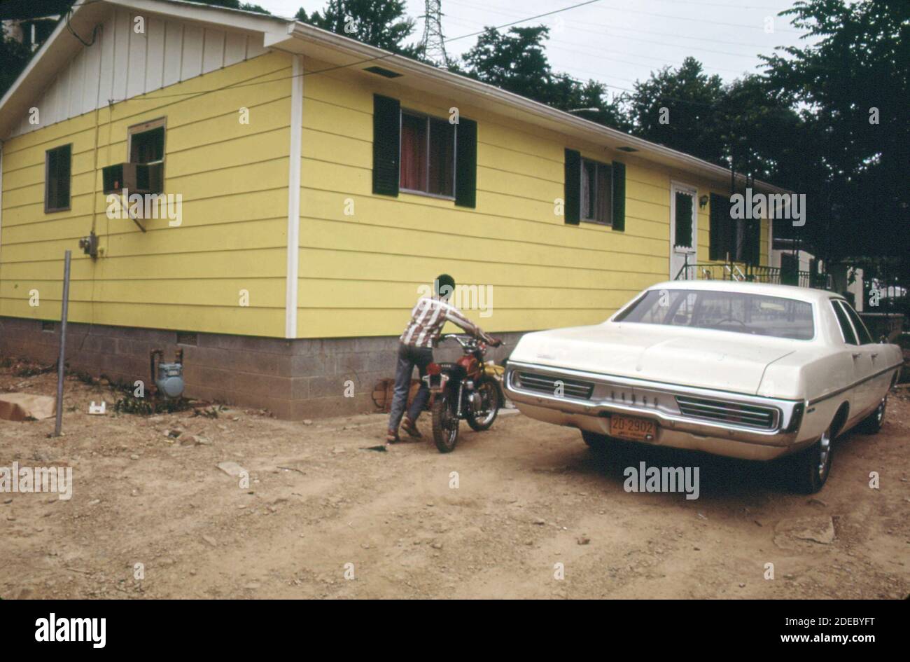 1970 Foto (1973) - una delle nuove case costruite da Buffalo Housing sulla collina di Smithers. Foto Stock