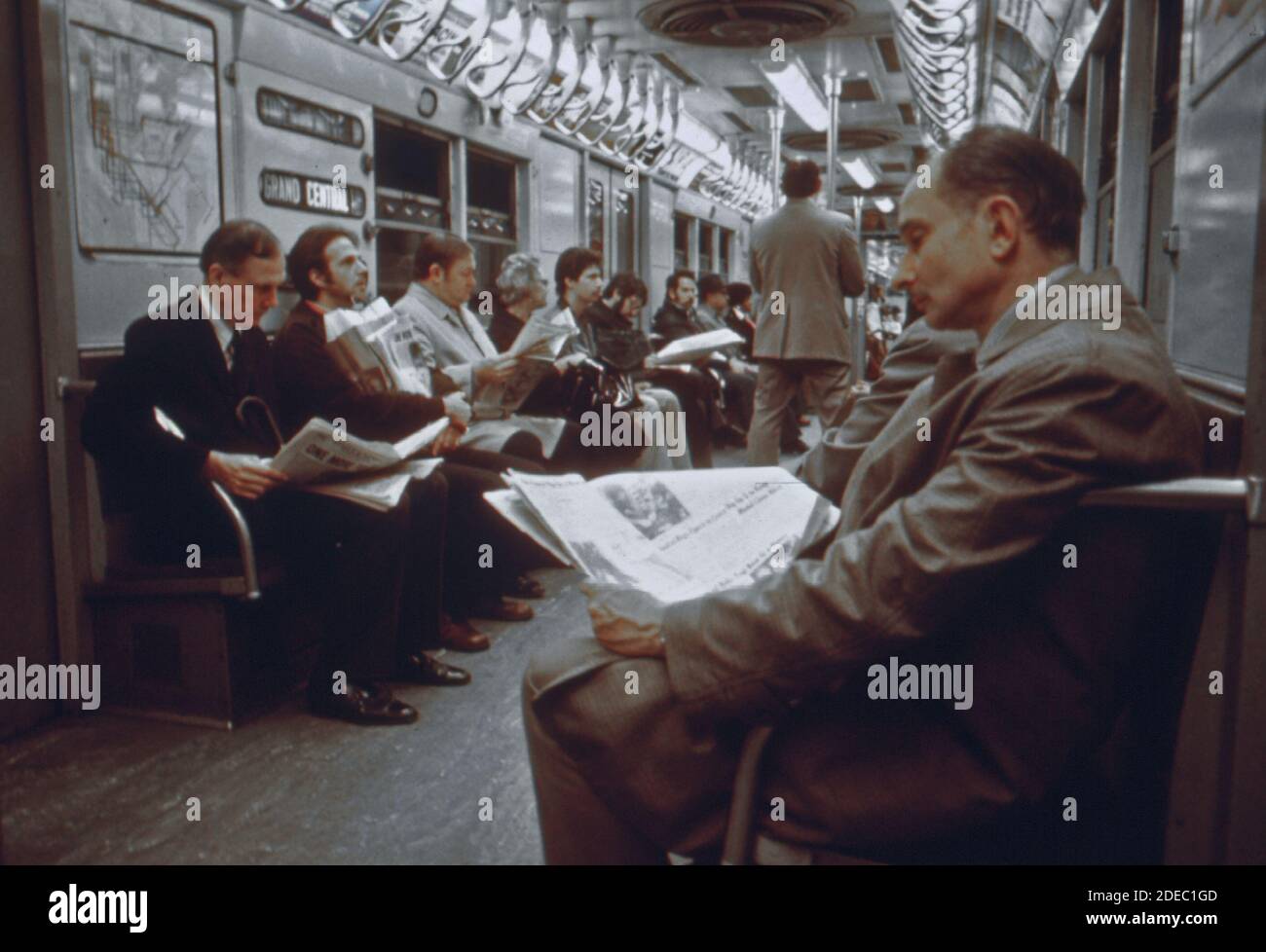 I passeggeri della linea metropolitana di Lexington Avenue a bordo di un'auto della New York City Transit Authority. CA. 1974 Foto Stock