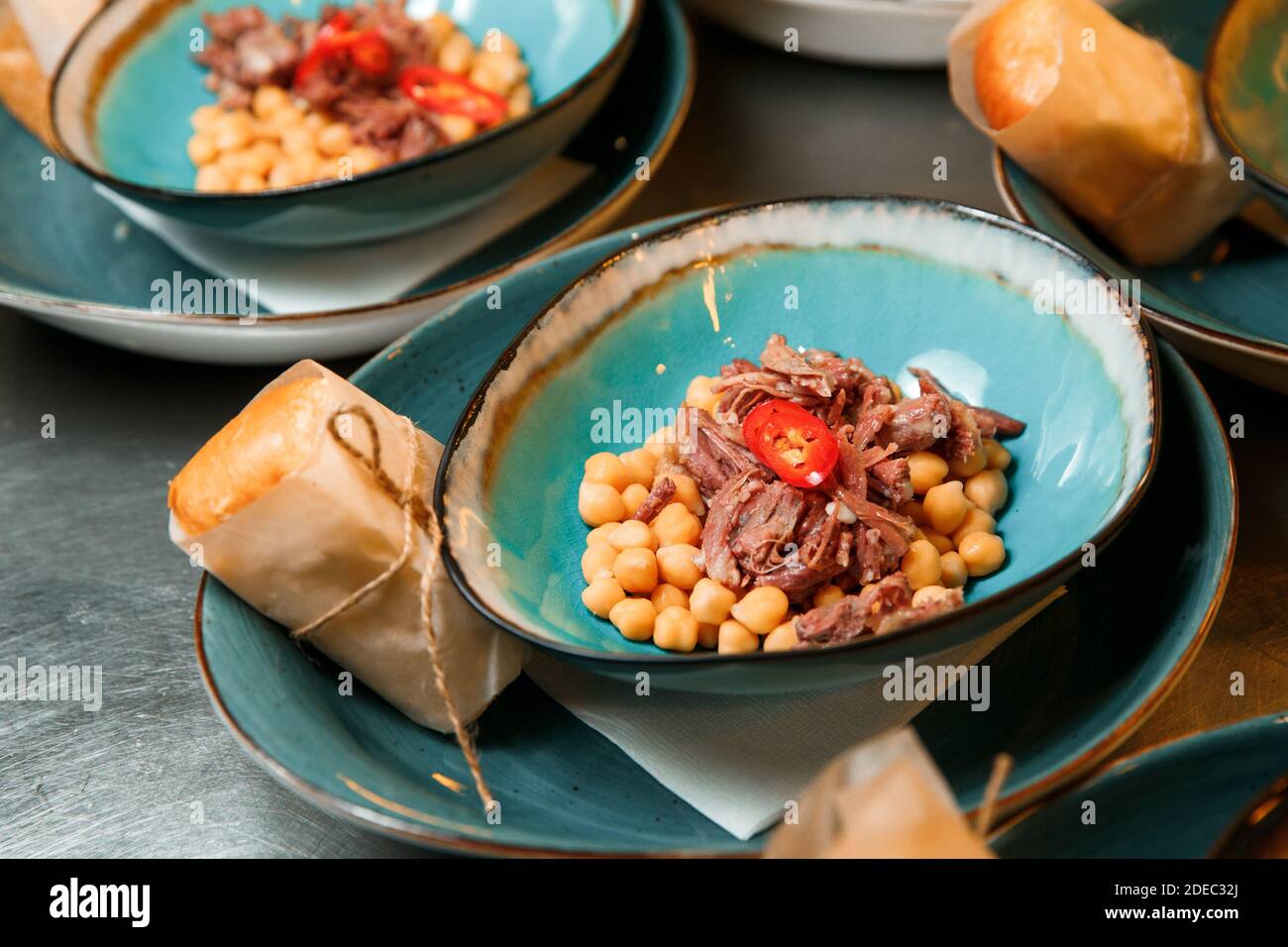 Il processo di attrarre la zuppa da ceci e carne. La piastra contiene tutti gli ingredienti tranne il brodo. Foto Stock