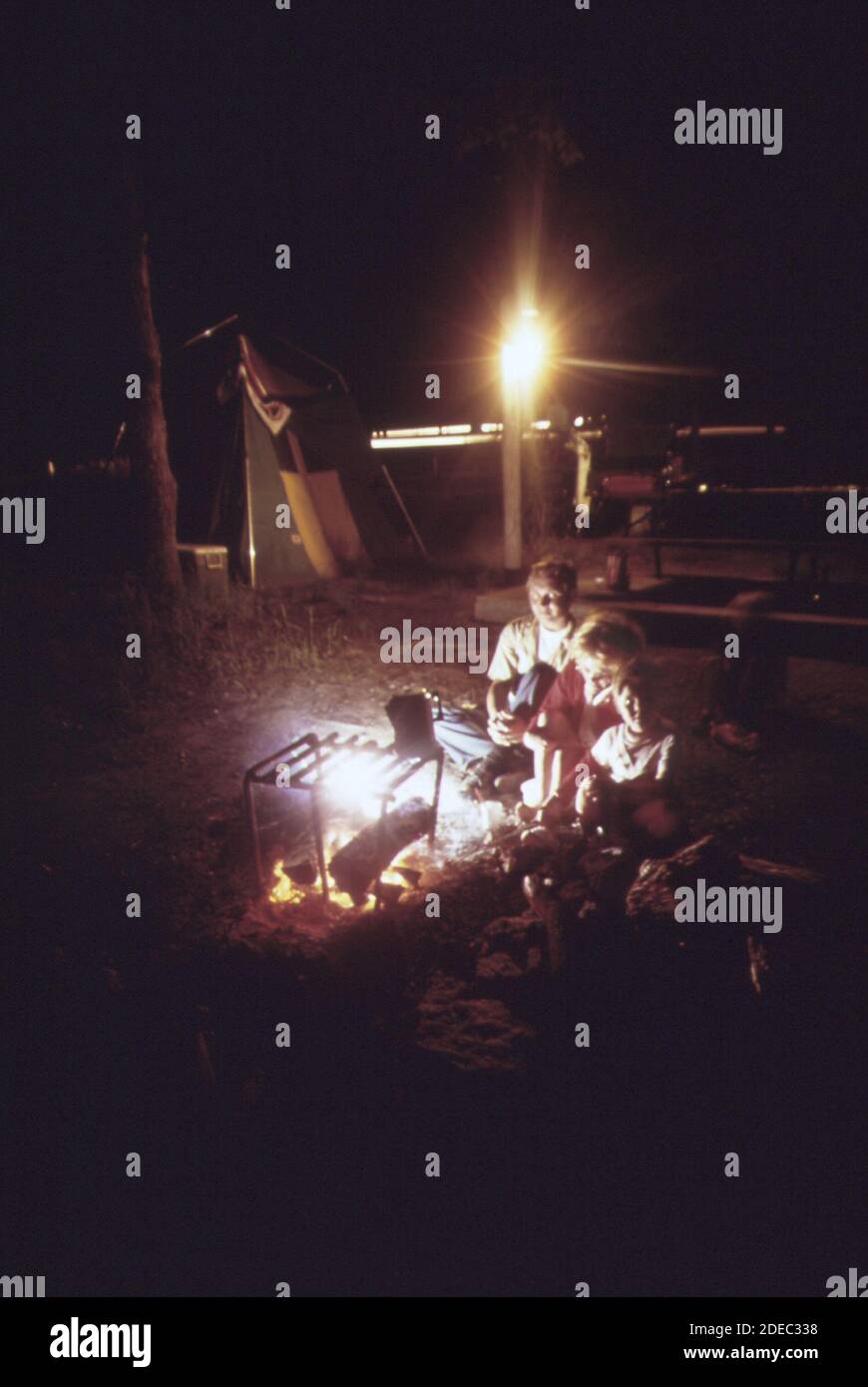 1970 Foto (1973) - la famiglia di St. Louis si riunisce intorno ad un falò nel campeggio del Lake of the Ozarks state Park (Lake of the Ozarks Missouri area) Foto Stock