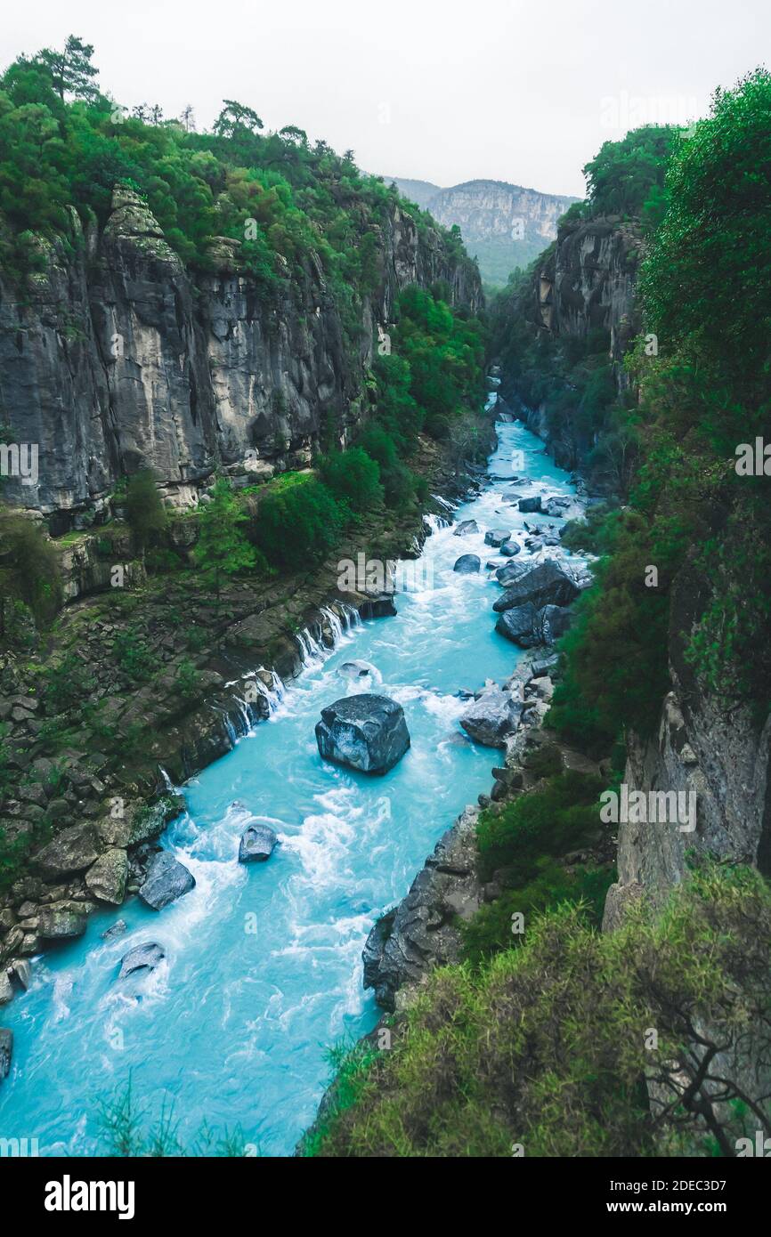 Incredibile paesaggio fluviale dal Canyon di Koprulu a Manavgat, Antalya, Turchia. Fiume blu. Rafting turismo. Vista aerea di Kopruray Foto Stock