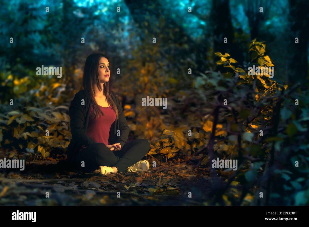 Donna che fa surya namaskar al mattino Foto Stock