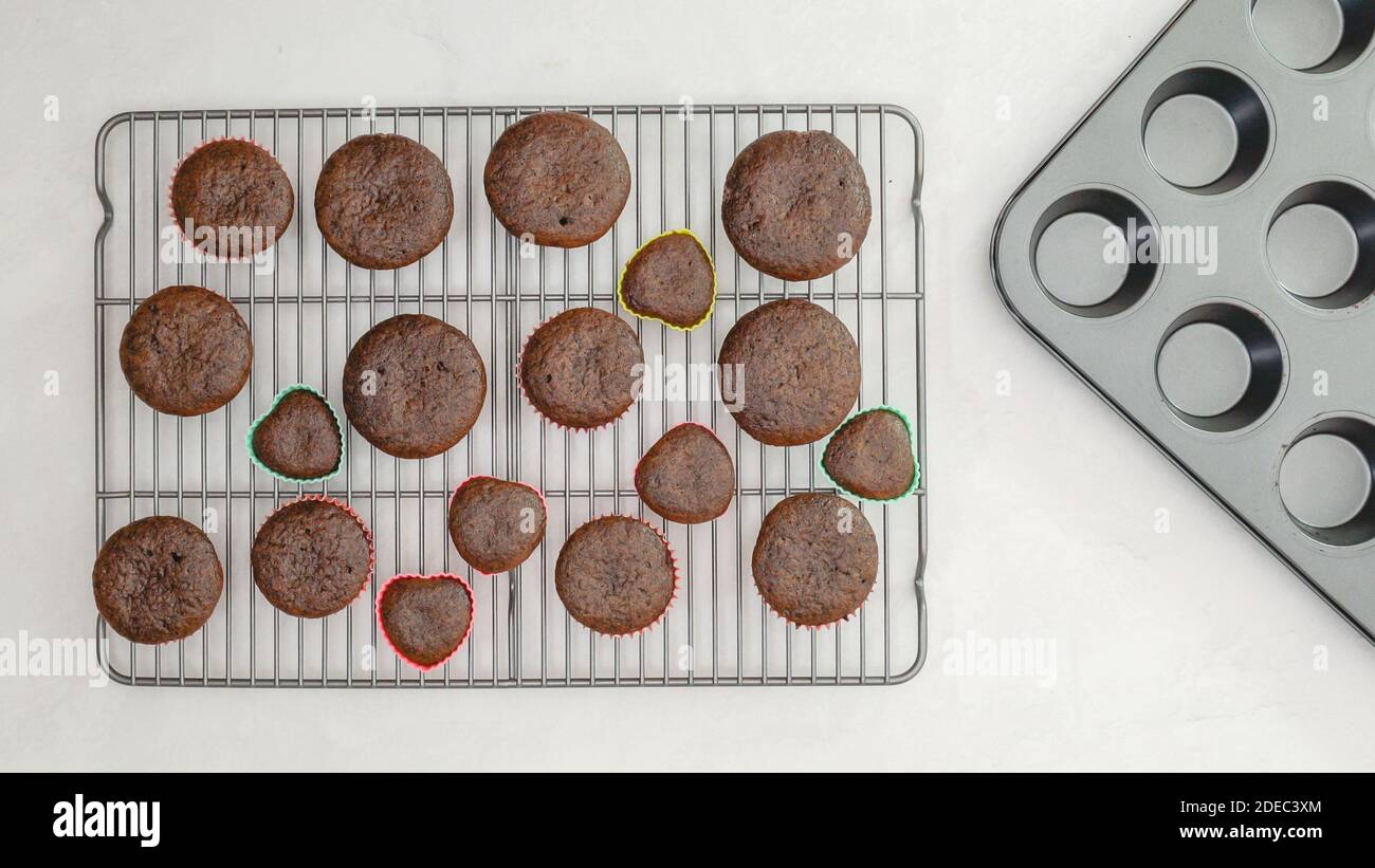 Cupcake di cioccolato primo piano su griglia di raffreddamento su grigio  chiaro sfondo direttamente dall'alto Foto stock - Alamy