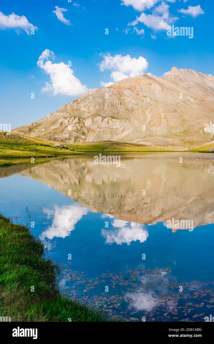 Vista sul lago di montagna tra il Bolkar Mountain e il Taurus Mountain. Karagol, Nigde, Turchia. È noto lago nero. Cratere vulcanico. Sfondo del viaggio. Foto Stock