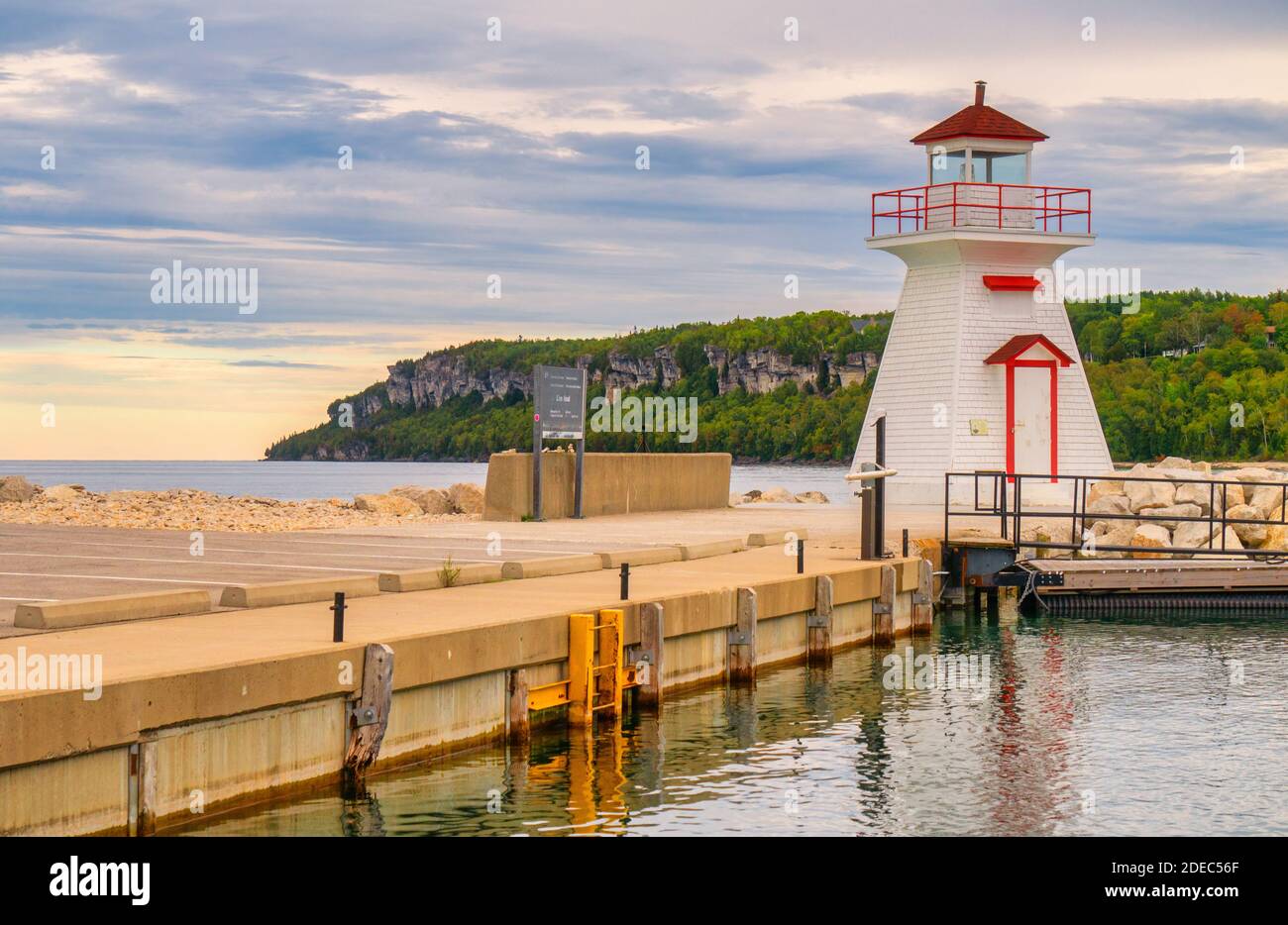 Lion's Head Lighthouse nel porto con la scogliera calcarea nel Lion's Head Provincial Park di Ontario sullo sfondo. Il faro fu successivamente Foto Stock