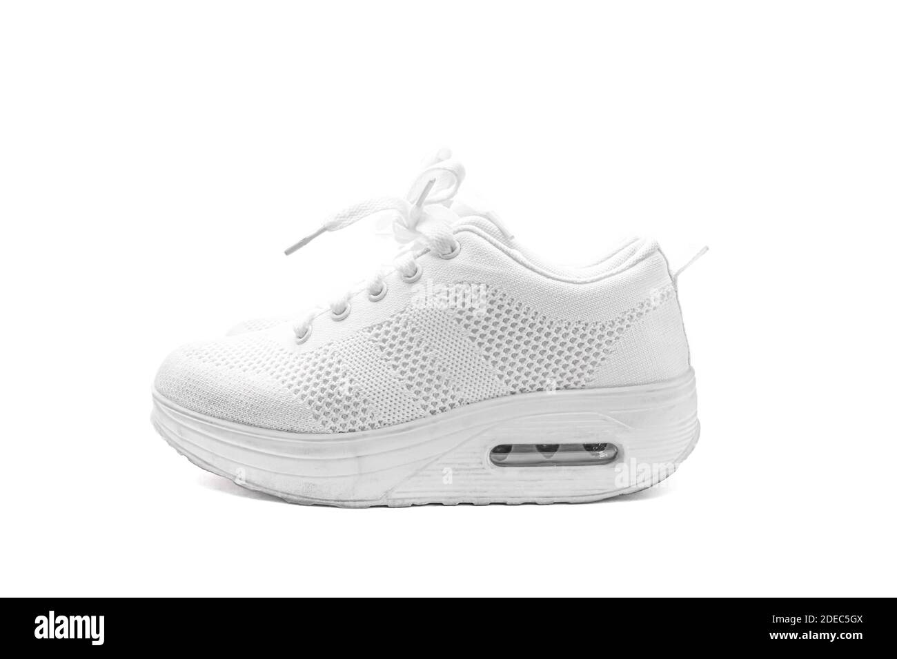 Sneaker bianche isolate su sfondo bianco Foto Stock