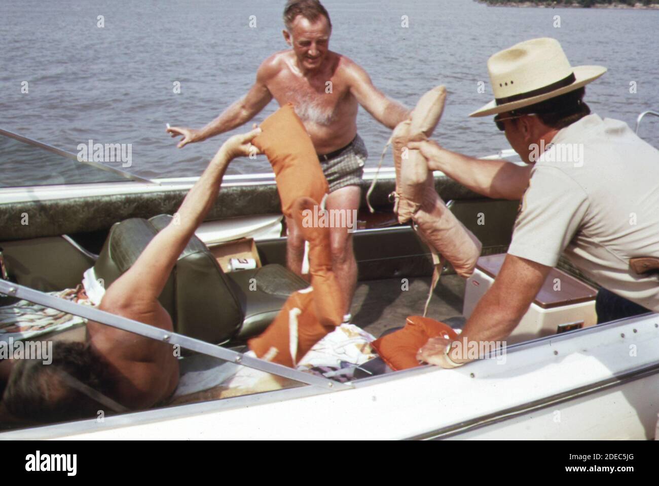 1970 Photos (1973) - il supervisore della pattuglia dell'acqua dan needham durante un'ispezione di routine di un'esecuzione interna. Tutti a bordo erano in alta spirit e molto amichevole. La birra era molto in evidenza. Più tardi, needham spiegò che gli arresti per intossicazione sono stati fatti solo se l'operatore della barca era in pericolo di perdere il controllo completo di se stesso e della sua barca (lago della zona di Ozarks Missouri) Foto Stock