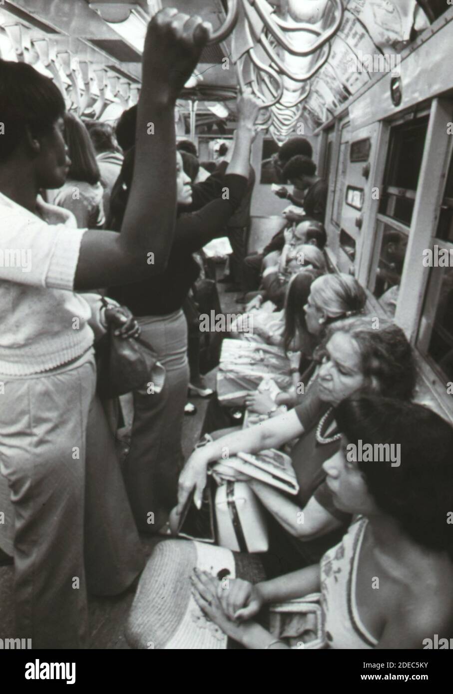 I passeggeri su un treno della metropolitana della linea Lexington Avenue operato dalla New York City Transit Authority CA. 1974 Foto Stock