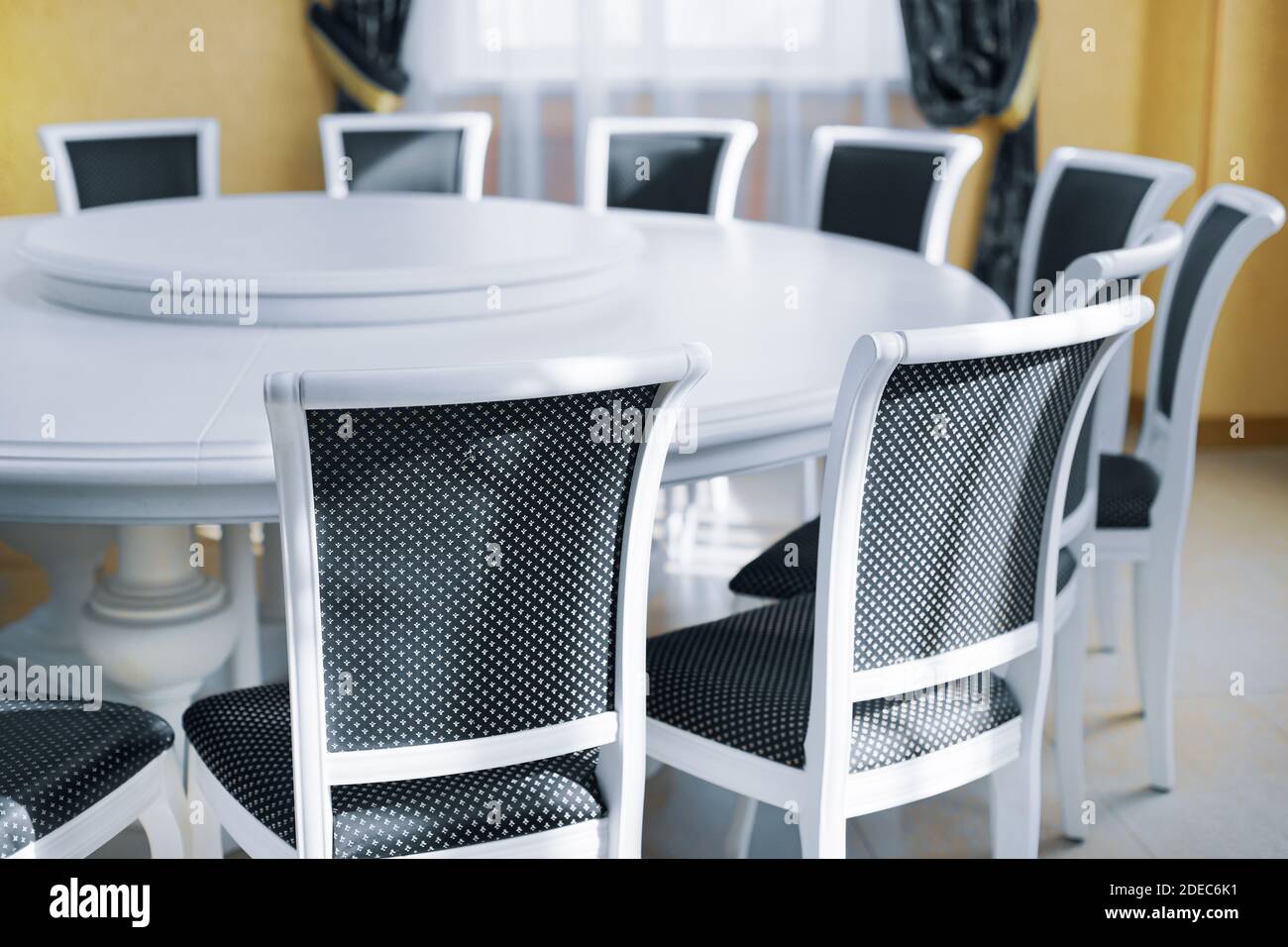 Tavolo e sedie da conferenza rotonde bianche vuote. Risolvere conflitti e problemi con mezzi diplomatici. Foto Stock
