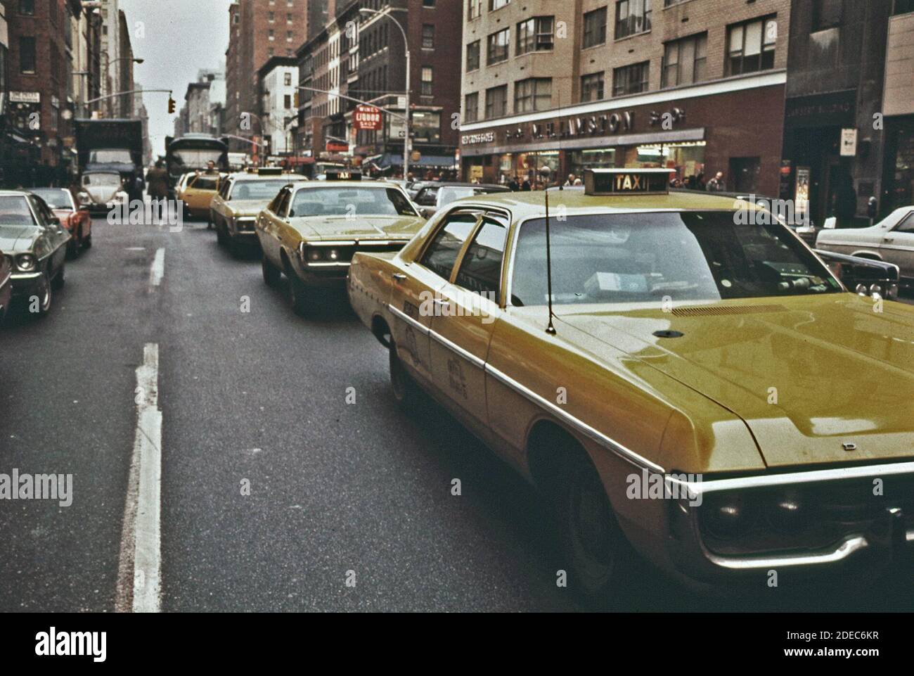 1970 Foto (1973) - linea di taxi fare-seeking su Lexington Avenue e 61st Street (New York City) Foto Stock