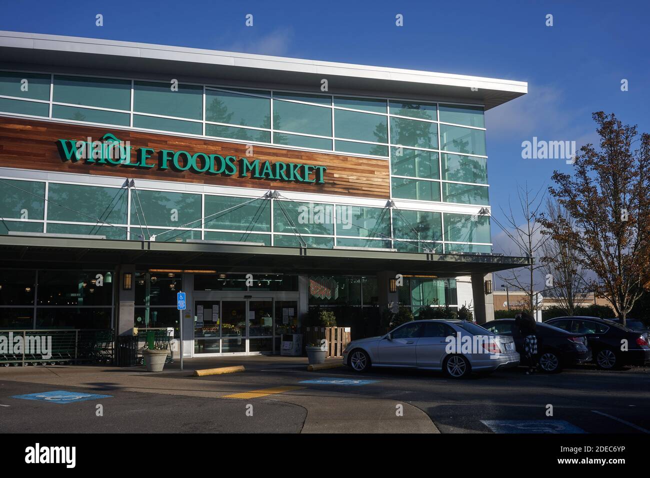 Un mercato di prodotti alimentari a Tigard, Oregon. Whole Foods Market, Inc. È una catena multinazionale di supermercati americana di proprietà di Amazon. Foto Stock