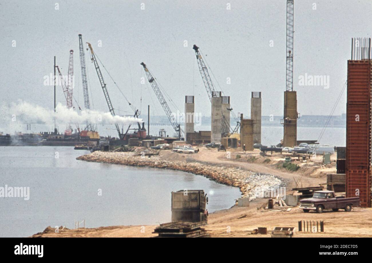 Costruzione di un ponte sul porto di Baltimora. Il ponte completerà la circonvallazione di Baltimora ca. 1973 Foto Stock