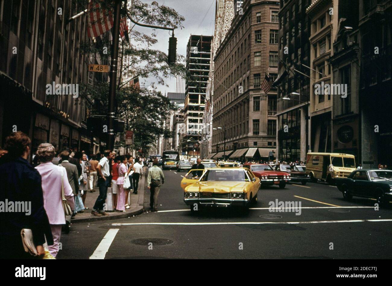 1970 Foto (1973) - Taxi collega due corsie a. Angolo di 48th Street e Fifth Avenue (New York City) Foto Stock