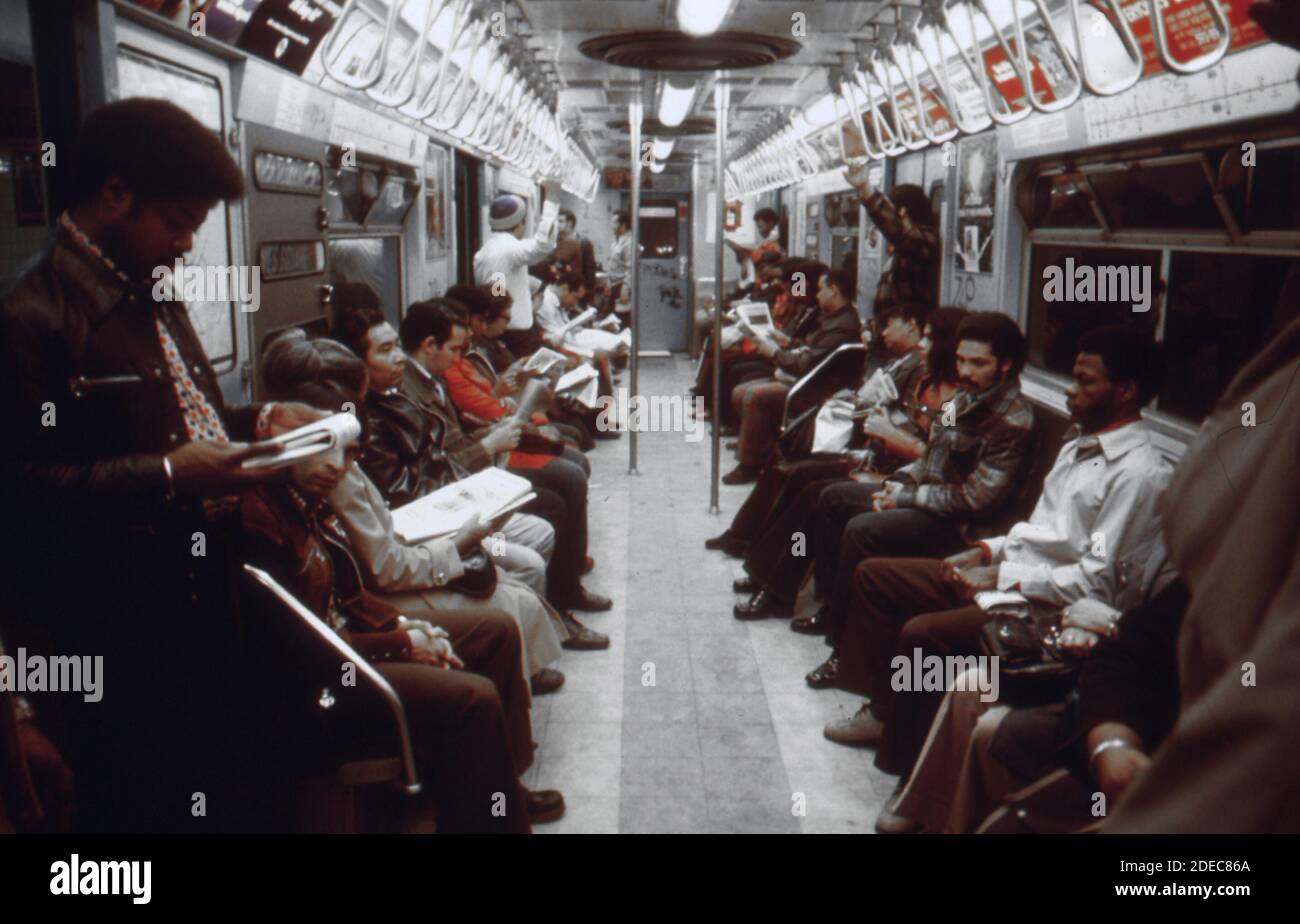 I passeggeri che guidano un'auto della metropolitana sulla linea Lexington Avenue il sistema della New York City Transit Authority ca. 1974 Foto Stock