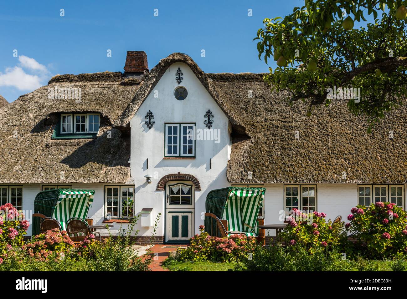 Tipica casa Frisia a Nebel sull'isola di Amrum, Frisia del Nord, Schleswig-Holstein, Germania Foto Stock