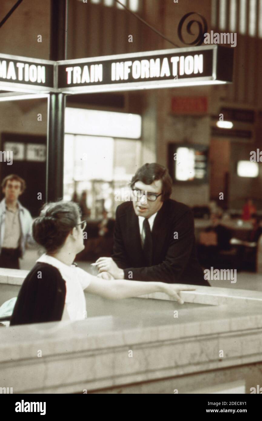 Il passeggero riceve le informazioni sul treno Amtrak presso uno sportello di Philadelphia; la stazione 30th Street della Pennsylvania ca. 1974 Foto Stock