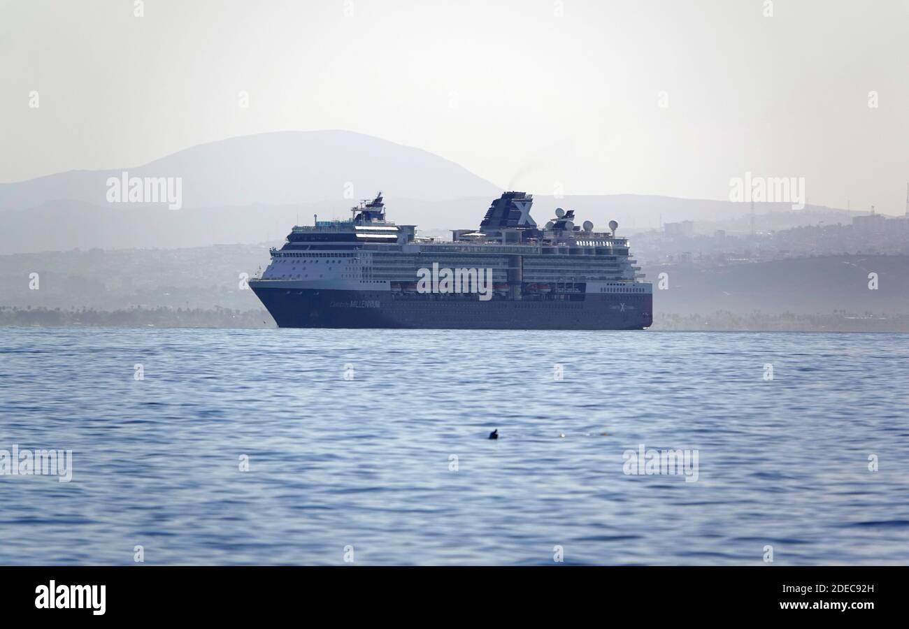 San Diego, California, Stati Uniti. 28 Nov 2020. La nave da crociera Celebrity Millennium si trova ancorata al largo della costa di San Diego. Gran parte del settore delle navi da crociera è stata arrestata a causa della pandemia di COVID-19. Credito: K.C. Alfred/ZUMA Wire/Alamy Live News Foto Stock